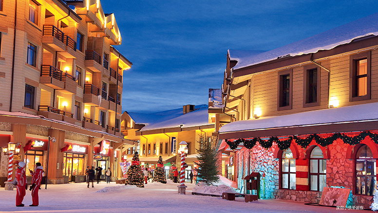 Wanda Changbaishan shopping street with restaurants and shops
